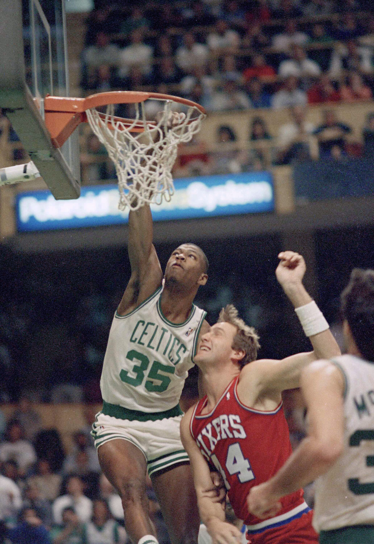 1993: Celtics' Reggie Lewis dies of heart ailment after light workout